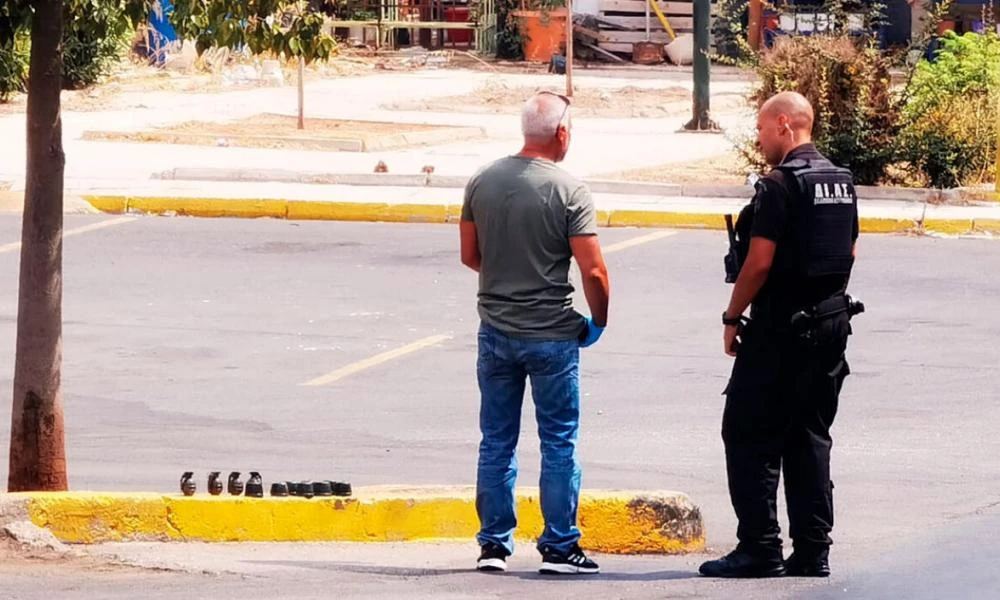 Κερατσίνι: Η στιγμή που αστυνομικοί βρίσκουν την τσάντα με τις χειροβομβίδες